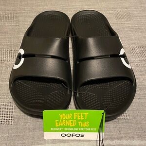 Oofos OOahh black recovery slide with logo. Unisex, women’s size 10 men 8